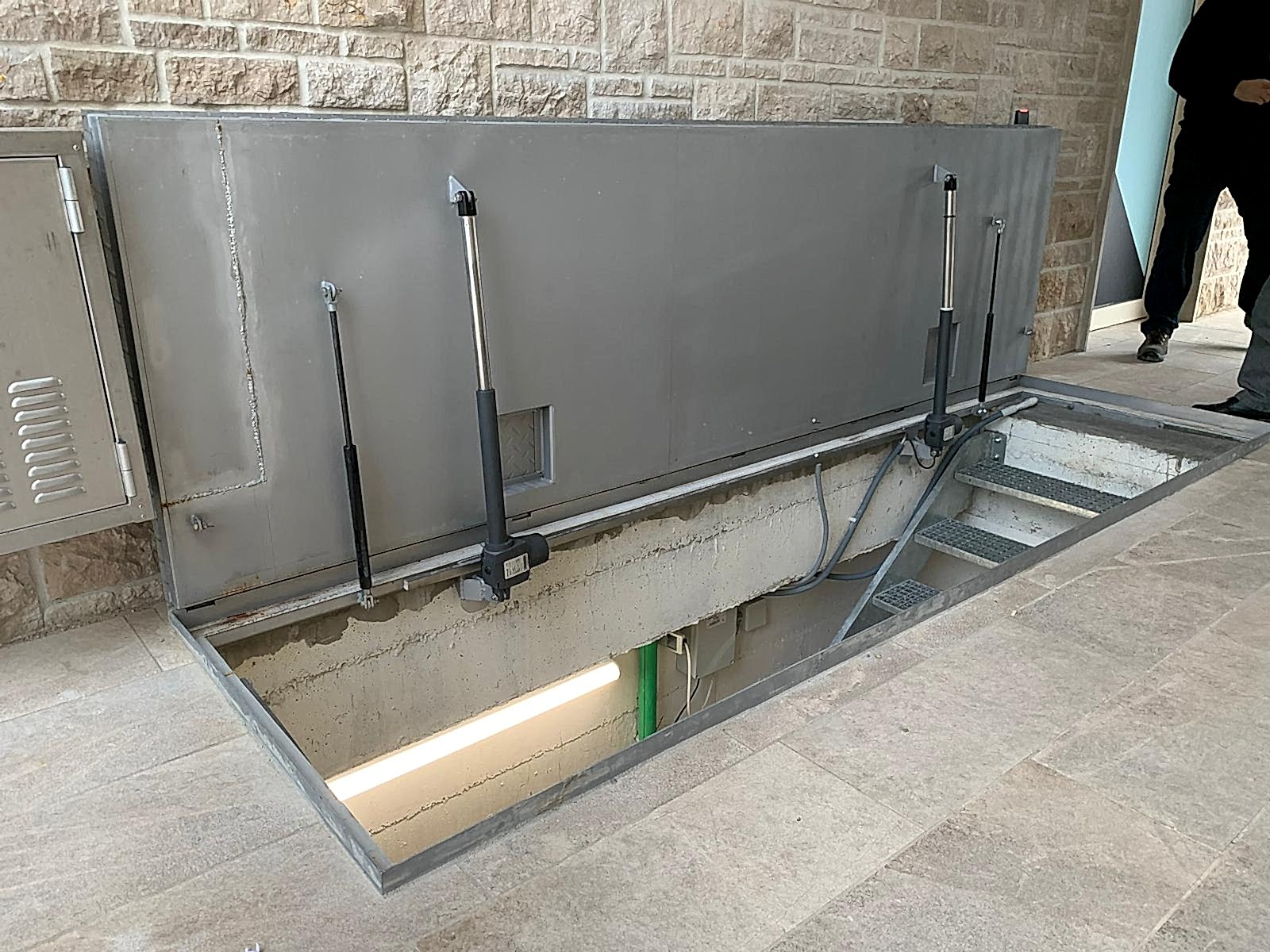 Paslanmaz Panik Barlı Hidrolik Kapak